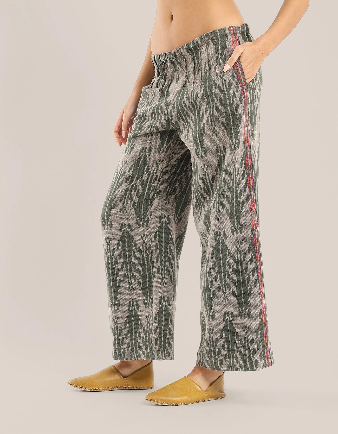 Wide leg pants with color stitching on the sides